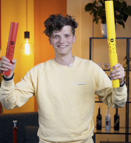 Presentator Bas met boomwhackers